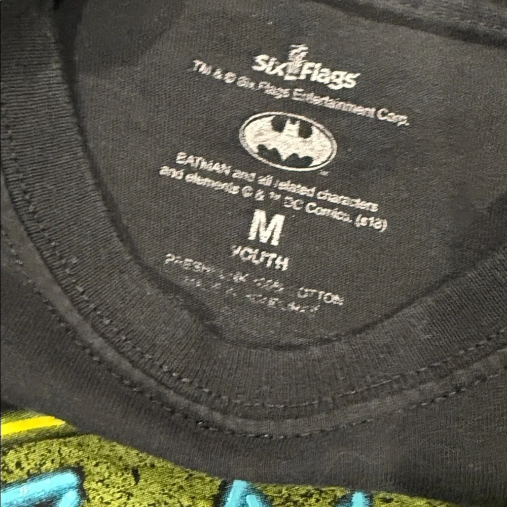 Kids Batman Logo Black T-Shirt. Six flags. Size youth Medium.